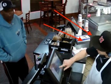 Βίντεο: Ο πιο ψύχραιμος ταμίας-θύμα ληστείας σε εστιατόριο των ΗΠΑ